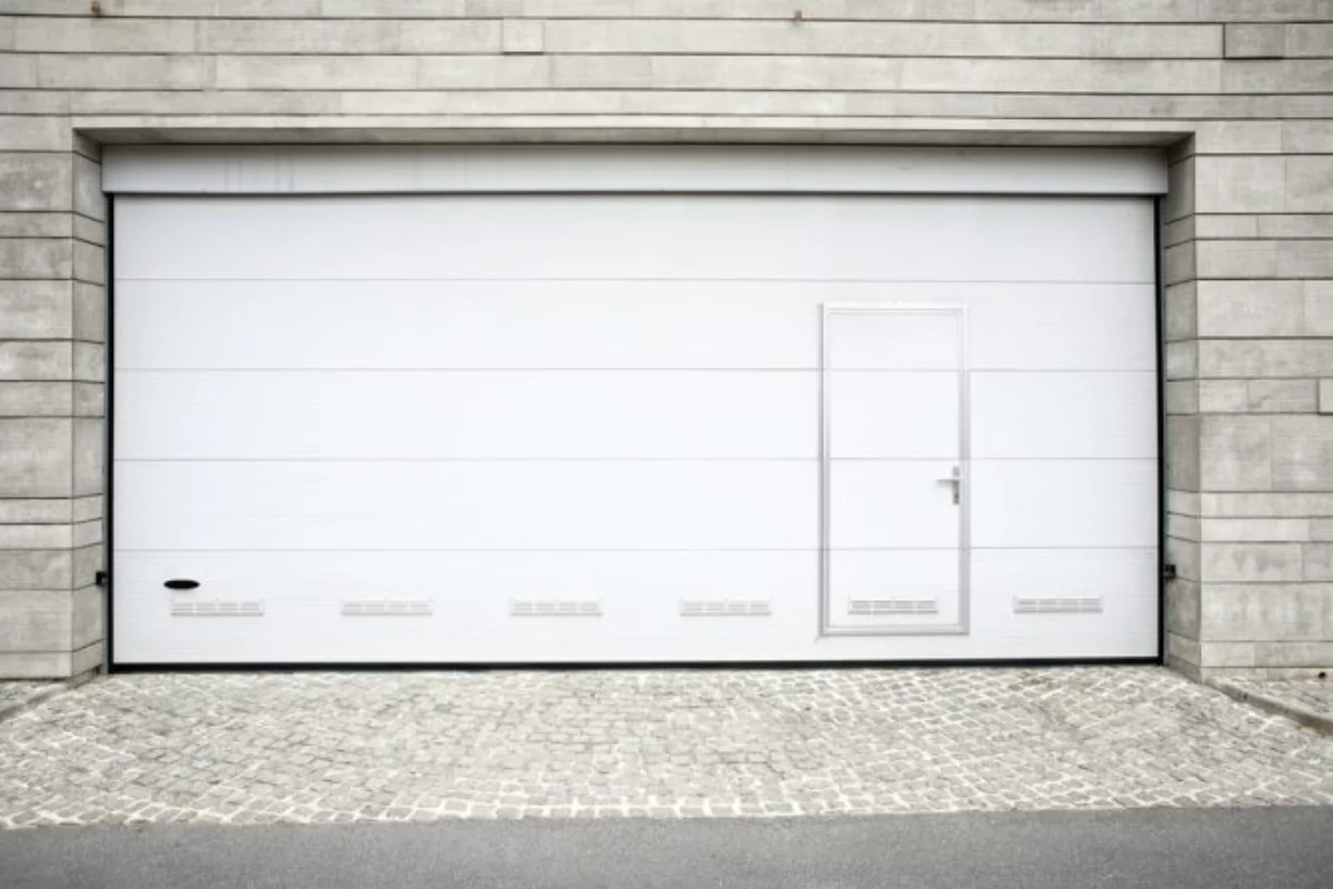 Puerta automática instalada en Alcantarilla